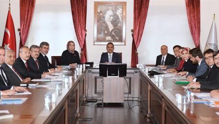 Bakan Özer, kravatsız müdürü makamdan kovdu!