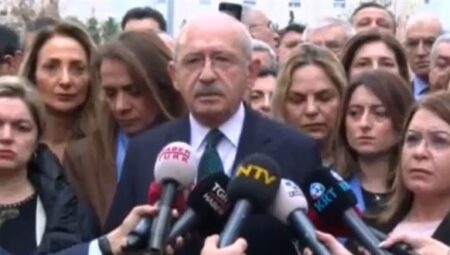 Kılıçdaroğlu milletvekilleriyle birlikte Adalet Bakanlığı’nın önünde
