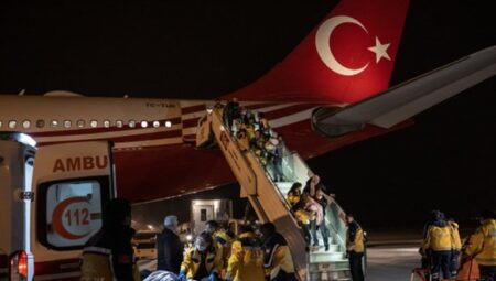 Cumhurbaşkanlığına ait ‘TUR’ uçağı deprem bölgesinden 14 yaralıyı Ankara’ya nakletti