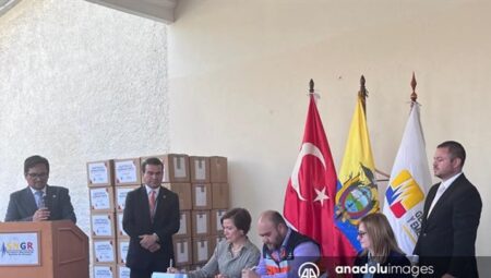 Ekvador’da Türkiye’deki depremzedeler için tonlarca yardım malzemesi toplandı