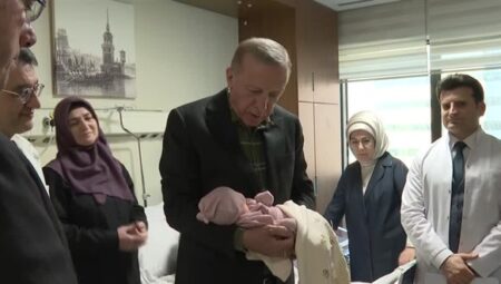 Erdoğan, depremzedenin bebeğine ‘Ayşe Betül’ ismini verdi