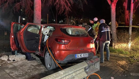 17 yaşındaki sürücü önce refüje ardından ağaca çarptı: 1 ölü, 5 yaralı
